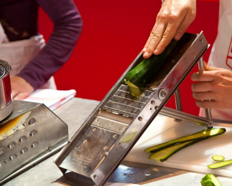 Comment utiliser une mandoline pour des pommes ?