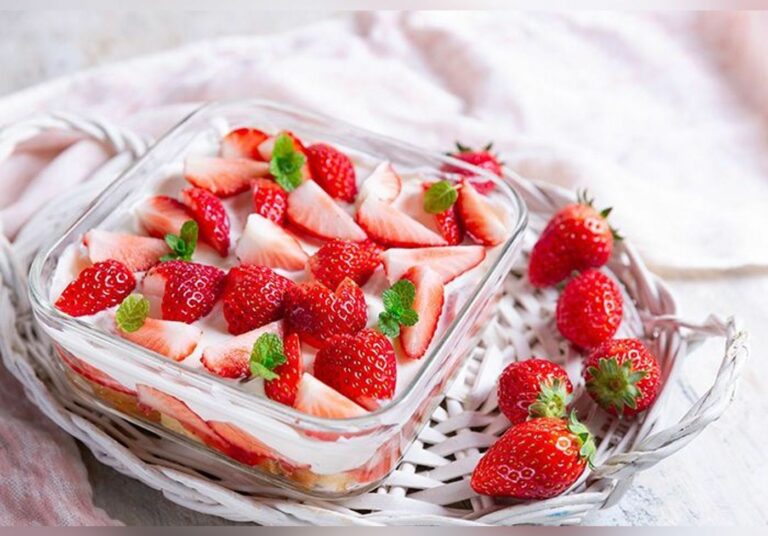 Cyril Lignac dévoile le tiramisu aux fraises, léger et aérien, le dessert le plus tentant du printemps