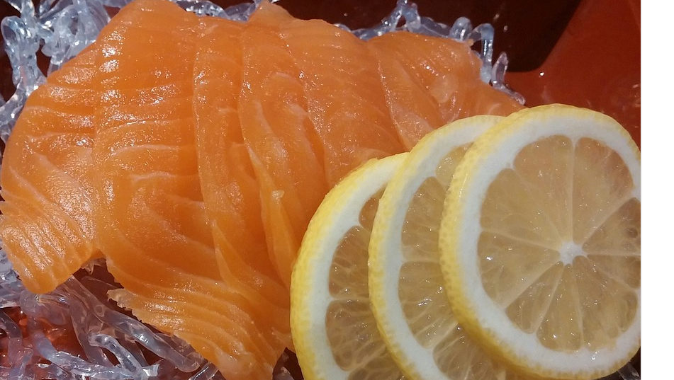 Estce dangereux de manger du saumon Perime
