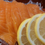 Est-ce dangereux de manger du saumon cru ?