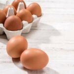 Est-ce dangereux de manger un œuf cru ?