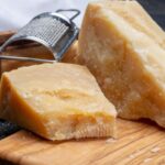 Est-ce que le parmesan est un fromage à pâte cuite ?