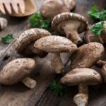 Est-ce que le pied du champignon de Paris se mange ?