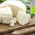 Est-ce que le salakis est de la feta ?