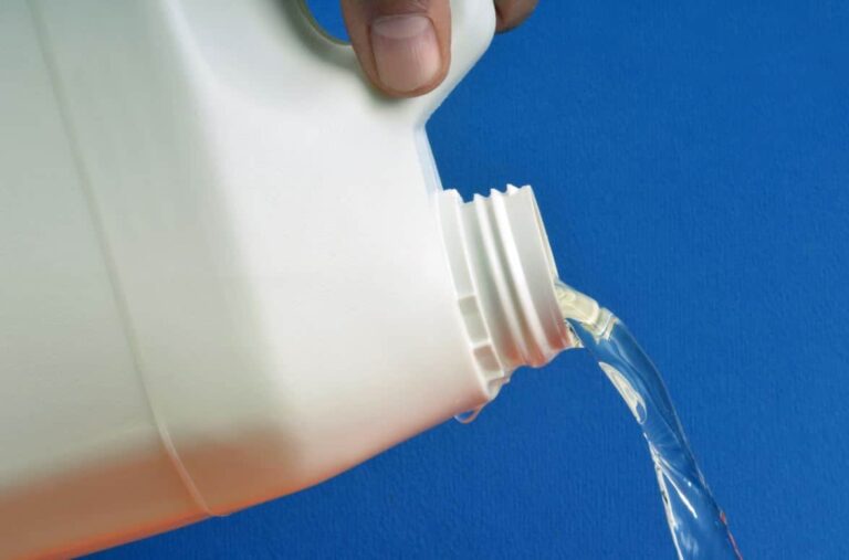 Est-ce que l'eau de javel mousse ?