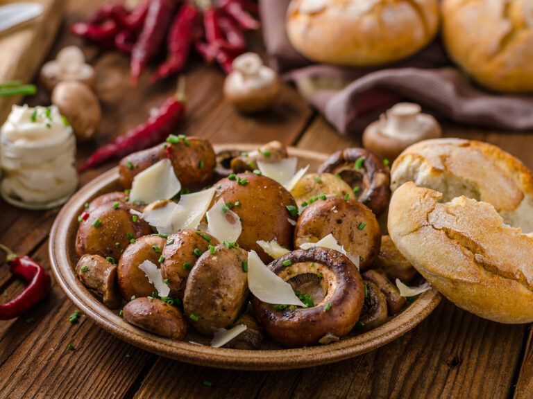 Est-ce que les champignons se mangent crus ?