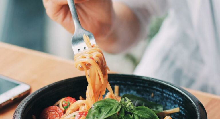 Est-ce que manger du saumon le soir fait grossir ? Est-ce que manger du saumon le soir fait grossir ?