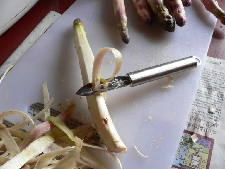 Est-ce qu'il faut peler les asperges blanches ?