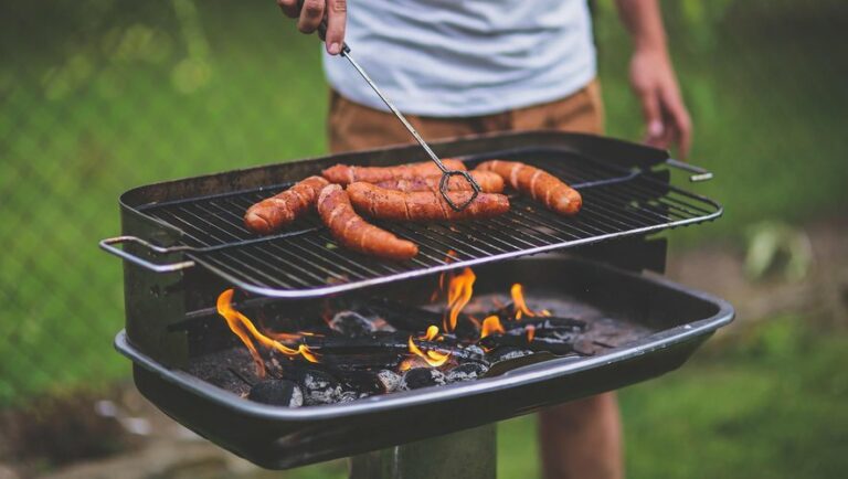 Griller : Doit-on percer les saucisses et les merguez avant de les cuire ?