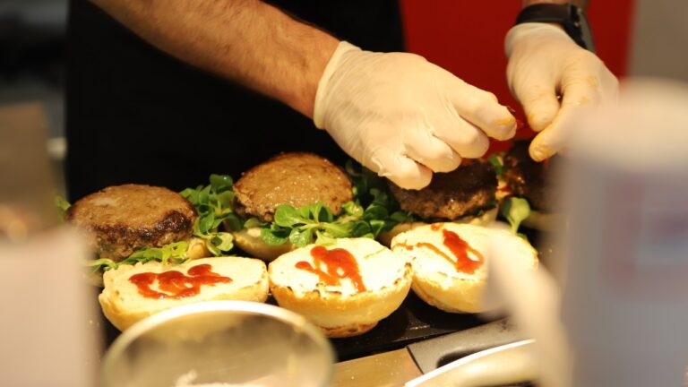 « Il faut environ 2.400 litres d’eau pour faire un burger », prévient Alec