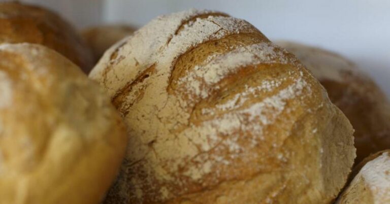Ils vendent maintenant du pain… à moitié prix, « de plus en plus de gens se plaignent »