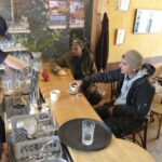 La Chaise-Dieu : au bar Le Blizart, on a l&rsquo;art de savoir briser la glace