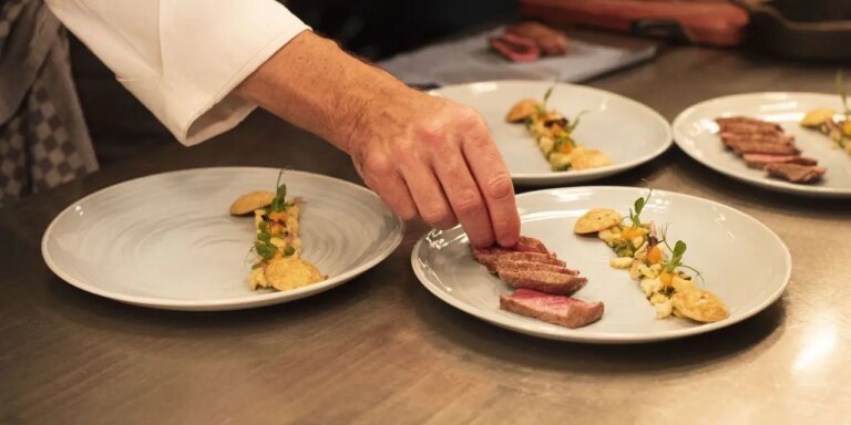 Le Guide Michelin dévoile un nouveau restaurant primé en Belgique : suivez les annonces en direct Le Guide Michelin dévoile les nouveaux établissements récompensés en Belgique : suivez l'annonce en direct
