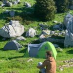 Où il y a foule il n'est pas 6 lettres ?