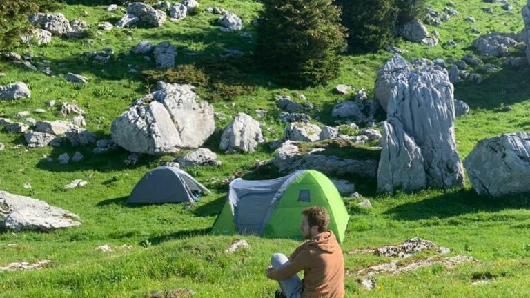 Où il y a foule il n'est pas 6 lettres ?