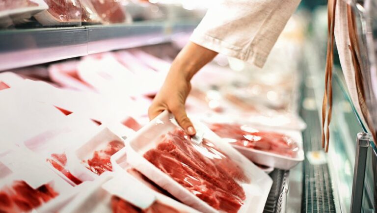 Pour économiser de l’argent, les Français appellent à plus d’offres « anti-gaspillage » dans les supermarchés