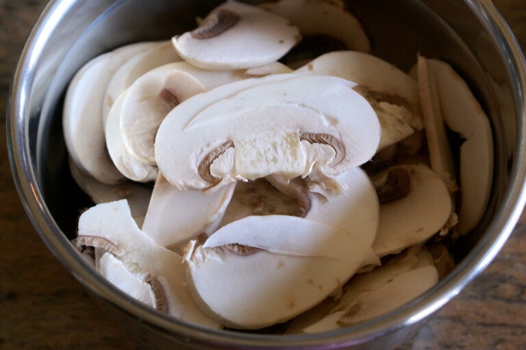 Pourquoi couper les champignons au couteau ?