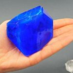 Pourquoi des cristaux de sucre se forment lorsque la solution refroidit ?