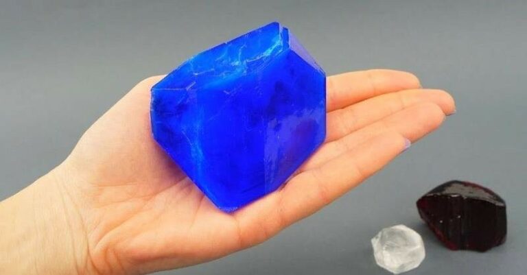 Pourquoi des cristaux de sucre se forment lorsque la solution refroidit ?