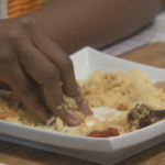 Pourquoi le caviar se mange sur la main ?