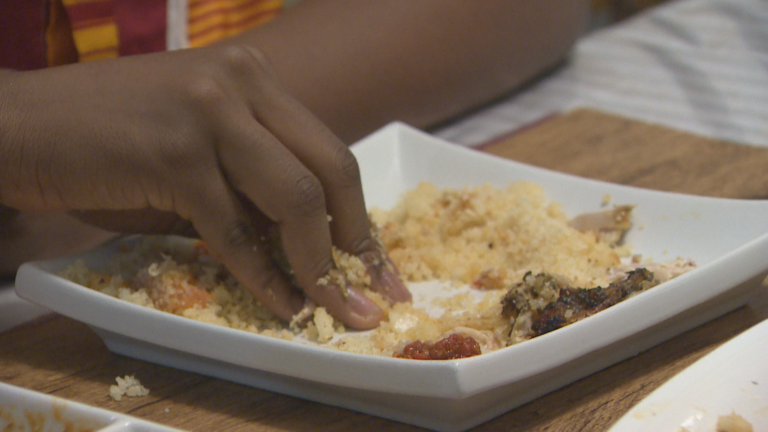 Pourquoi le caviar se mange sur la main ?