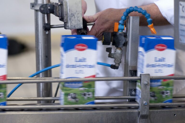 Pourquoi le lait UHT se conserve hors du frigo ?