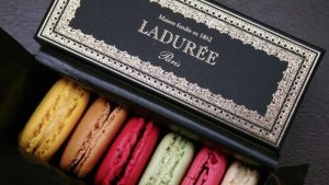 Pourquoi les macarons Ladurée ne sont plus made in France ? Pourquoi les macarons Ladurée ne sont plus made in France ?