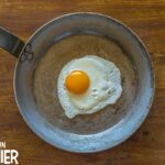 Pourquoi les œuf colle à la poêle ?