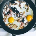 Pourquoi les œufs collent à la poêle ?