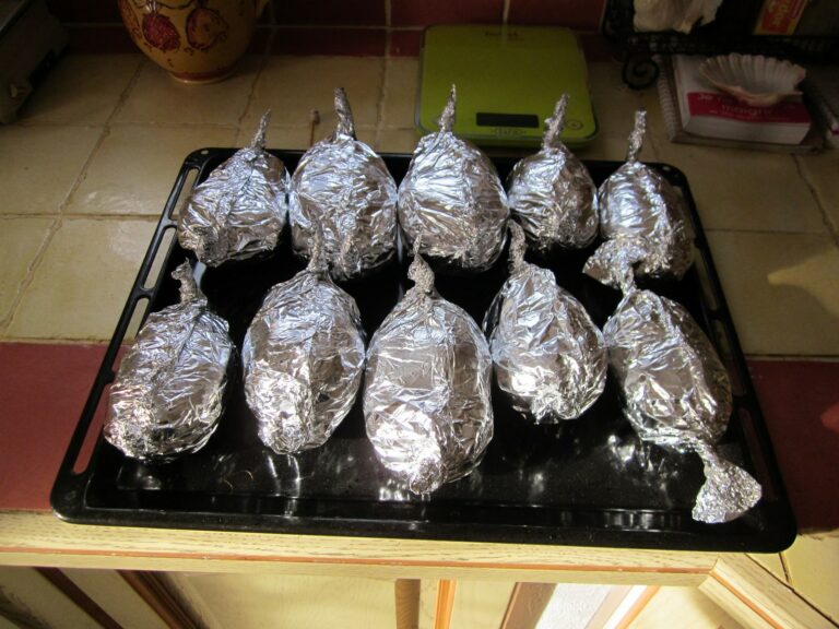 Pourquoi mettre du papier aluminium sur les pomme de terres au four ?