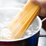Pourquoi mettre du vinaigre dans l'eau de cuisson des pâtes ?