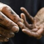 Pourquoi mettre les deux mains sur la table ?