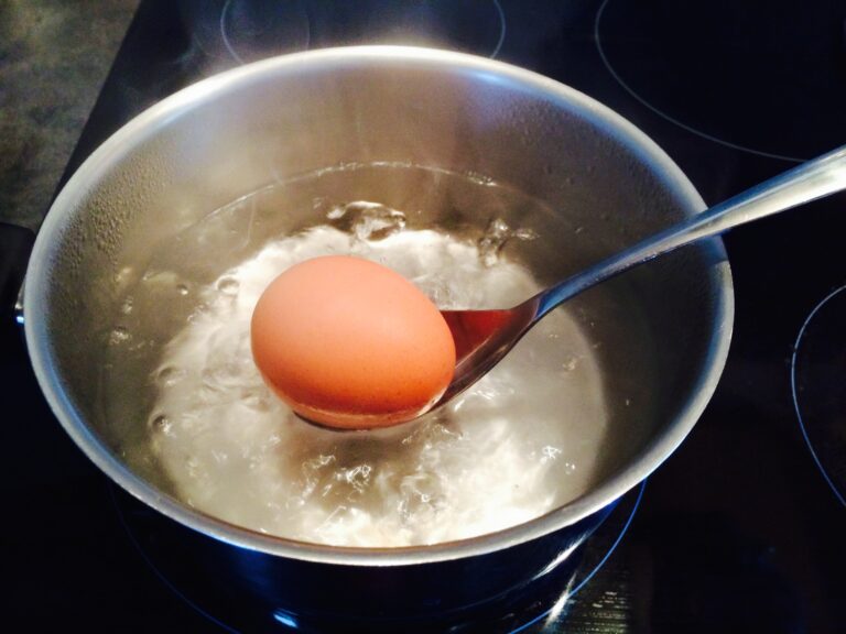 Pourquoi mettre les œufs dans l'eau bouillante ?