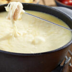 Pourquoi mettre un œuf dans la fondue savoyarde ?