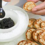 Pourquoi on mange du caviar sur la main ?