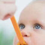 Puis-je donner de l'eau à mon bébé de 1 mois ?