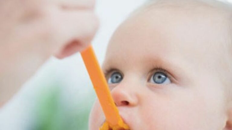 Puis-je donner de l’eau à mon bébé de 1 mois ? Puis-je donner de l'eau à mon bébé de 1 mois ?