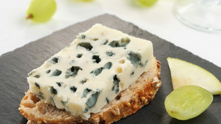 Puis-je manger du roquefort enceinte ?
