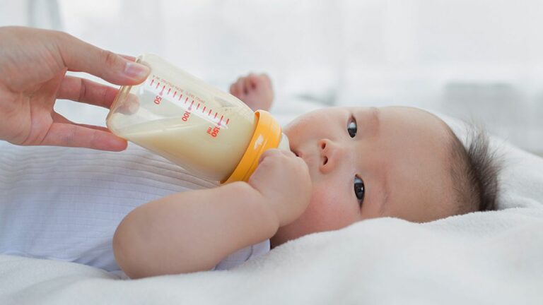 Quand arrêter lait en poudre bébé ?