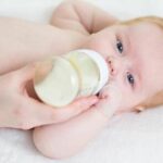 Quand arrêter le lait en poudre pour bébé ?