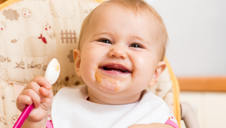 Quand bébé commence à manger le soir ?