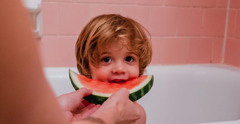 Quand bébé peut manger des fruits crus ?