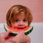 Quand bébé peut manger des fruits crus ?