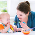 Quand donner la même nourriture que nous à bébé ?