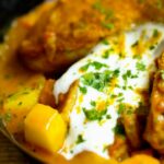 Quand mettre le curry sur le poulet ?