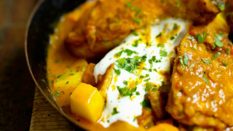 Quand mettre le curry sur le poulet ?