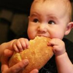 Quand un bébé peut manger du pain ?