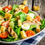Quel accompagnement avec une salade César ?