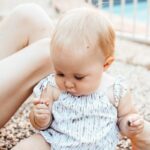 Quel âge un bébé se tient assis ?