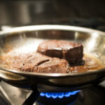 Quel est la poêle idéale pour cuire un steak ?